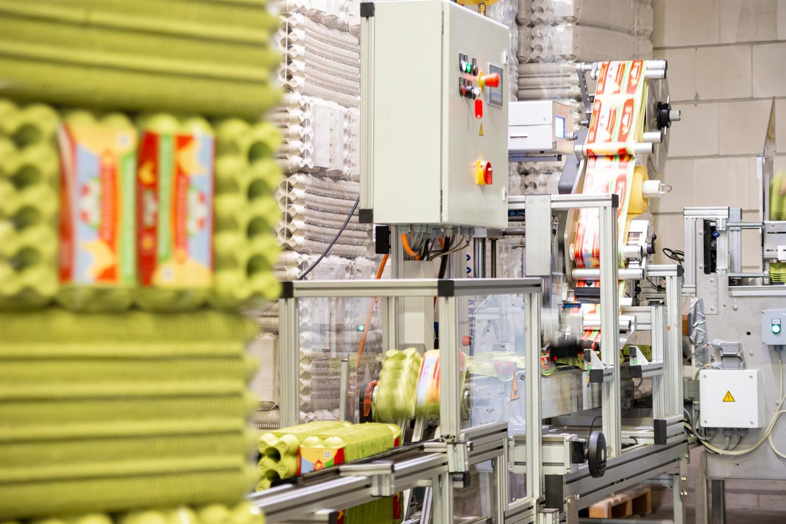 Labelmaschine appliziert Etiketten auf Eierkartons