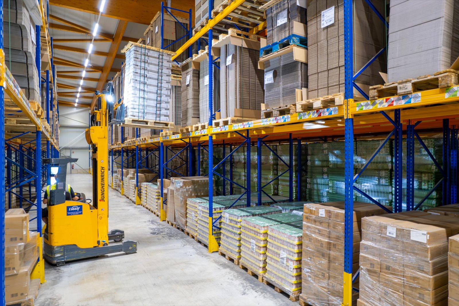 Schubmaststapler vor Paletten mit Verpackungen